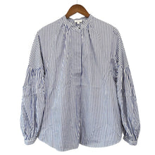 이미지를 갤러리 뷰어에 로드 , ENFOLD エンフォルド 23AW VOLUME ARM BLOUSE ストライプボリュームアームシャツ 300GA230-2110 38 ブルー R14650
