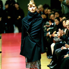 Load image into Gallery viewer, COMME des GARCONS コムデギャルソン 99AW ピン付きスカーフデザインロングジャケット AD1999
