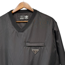 Load image into Gallery viewer, PRADA×adidas プラダ アディダス 22SS Re-Nylon Sweatshirt Vネックプルオーバー M ブラック 14745
