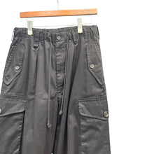 Lade das Bild in den Galerie-Viewer, S'YTE by yohji yamamoto サイト ヨウジヤマモト COTTON TWILL GATHERED POCKET CARGO ギャザーポケットカーゴパンツ UQ-P23-001 3 ブラック 15823
