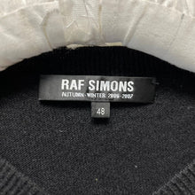 Load image into Gallery viewer, RAF SIMONS ラフシモンズ 06AW R刺繍Vネックニットセーター
