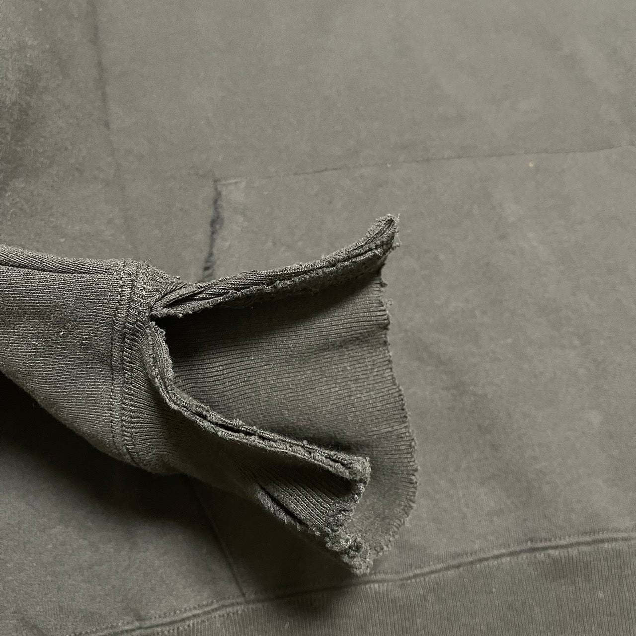 Load image into Gallery viewer, ANCELLM アンセルム 23SS 新年限定 SWEAT HOODIE ダメージ加工プルオーバーパーカー