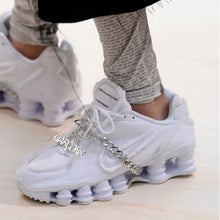 Lade das Bild in den Galerie-Viewer, NIKE×COMME des GARCONS ナイキ コムデギャルソン 19SS WMNS Shox TL White CJ0546-100 ロゴチェーンスニーカー
