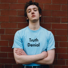 Lade das Bild in den Galerie-Viewer, NOAH×New Order ノア ニューオーダー 21SS TRUTH DENIAL プリントTシャツ
