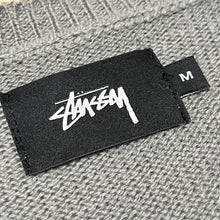 画像をギャラリービューアに読み込む, STUSSY ステューシー ロゴデザインクルーネックニットセーター
